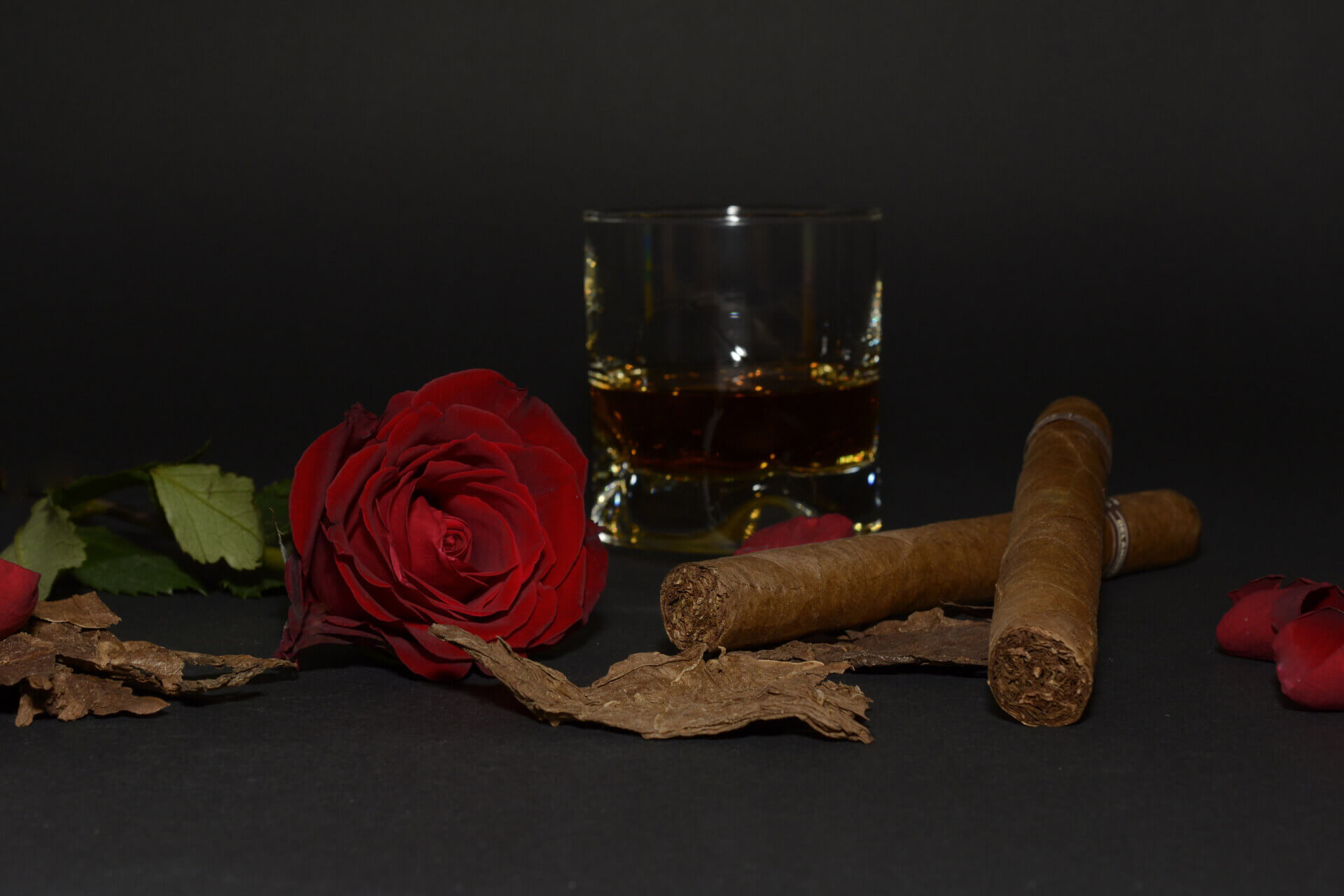 Cigares, rose et verre de rhum