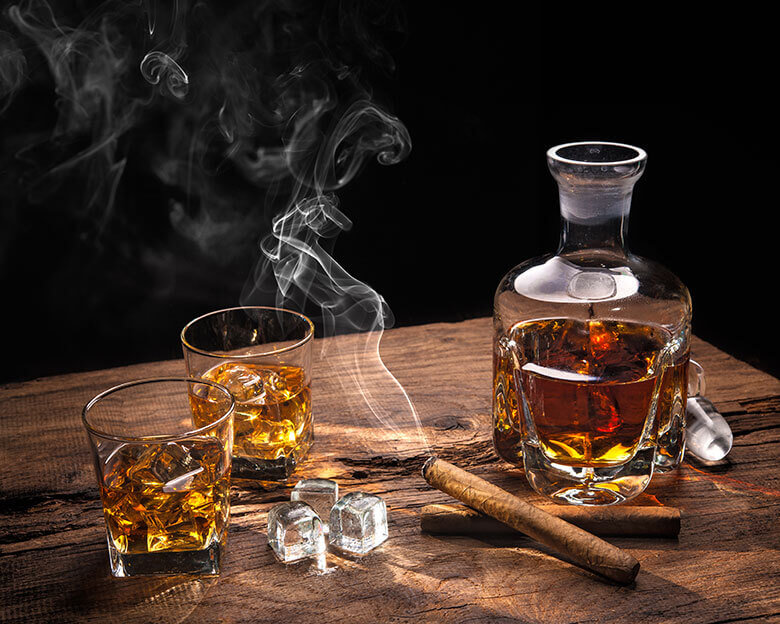 Cigare, whisky et carafe